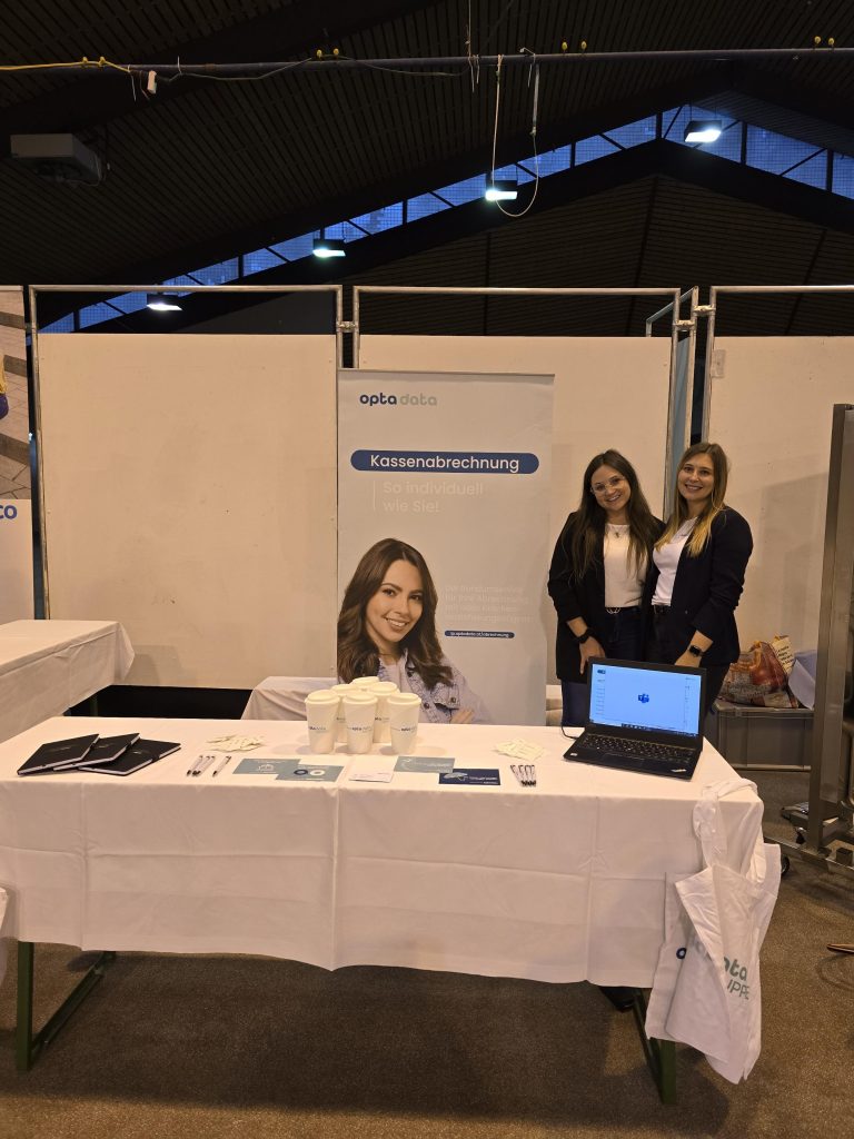 Viola Krexhammer & Karina Bauernfeind am ÖZV Messestand von opta data