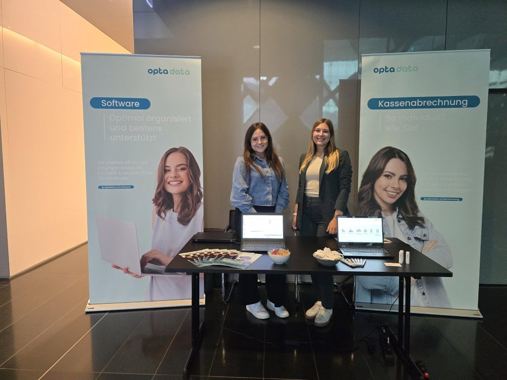 Viola Krexhammer und Karina Bauernfeind am OHI Messestand von opta data