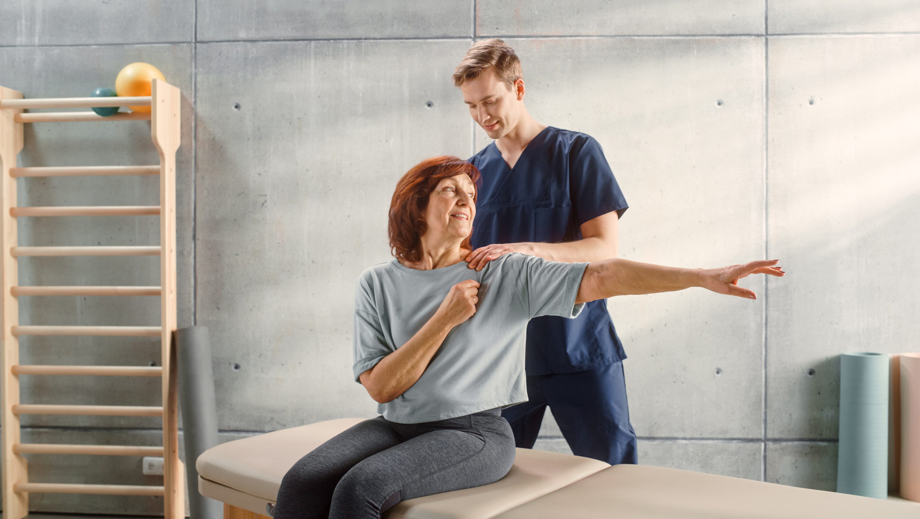 Therapeut und Patient bei Dehnübung